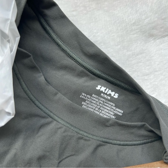 NEW Skims Gunmetal short sleeve t shirt - Picture 4 of 6